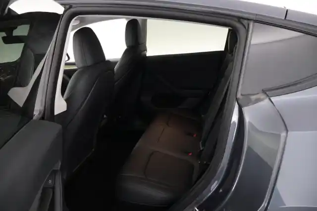 Harmaa Maastoauto, Tesla Model Y – RVN-910
