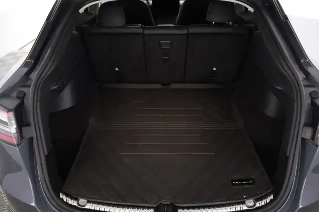 Harmaa Maastoauto, Tesla Model Y – RVN-910