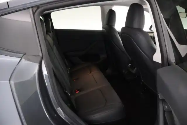 Harmaa Maastoauto, Tesla Model Y – RVN-910