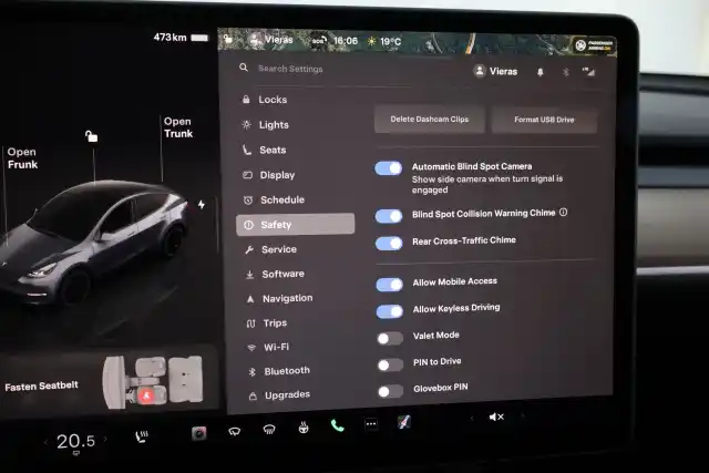 Harmaa Maastoauto, Tesla Model Y – RVN-910