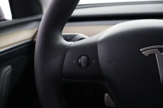 Harmaa Maastoauto, Tesla Model Y – RVN-910