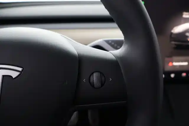 Harmaa Maastoauto, Tesla Model Y – RVN-910