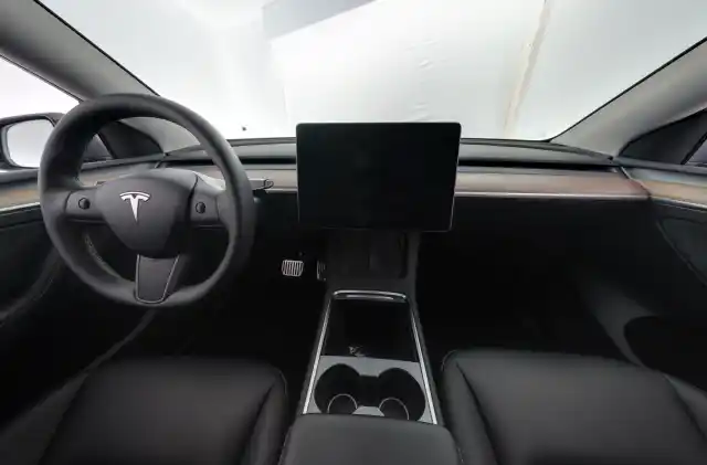 Harmaa Maastoauto, Tesla Model Y – RVN-910