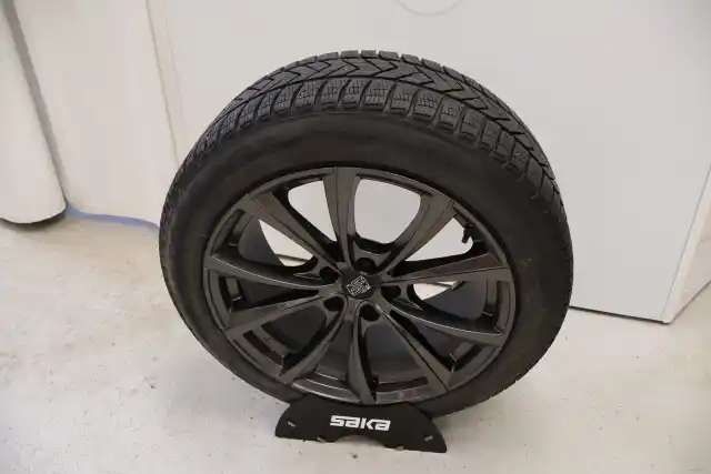 Harmaa Maastoauto, Tesla Model Y – RVN-910