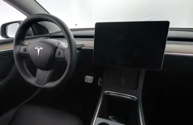 Harmaa Maastoauto, Tesla Model Y – RVN-910