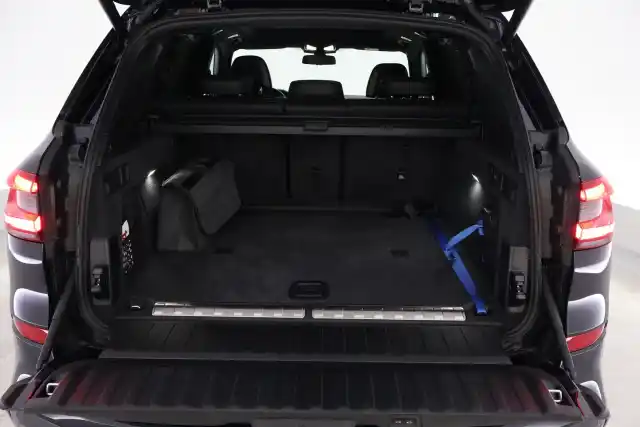 Musta Maastoauto, BMW X5 – RVR-809