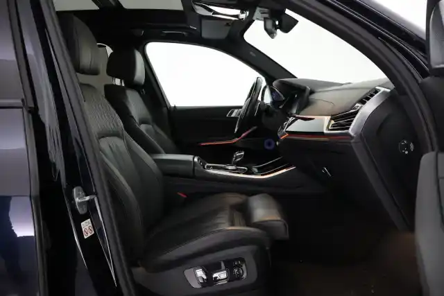 Musta Maastoauto, BMW X5 – RVR-809
