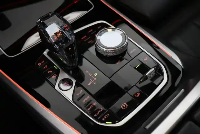 Musta Maastoauto, BMW X5 – RVR-809