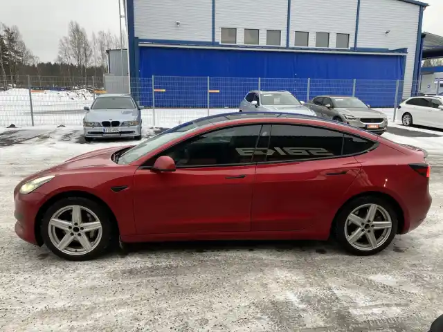 Punainen Sedan, Tesla Model 3 – RVS-952