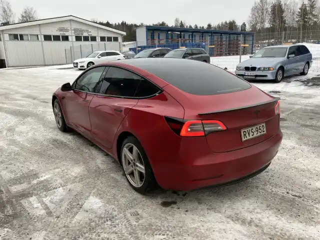 Punainen Sedan, Tesla Model 3 – RVS-952