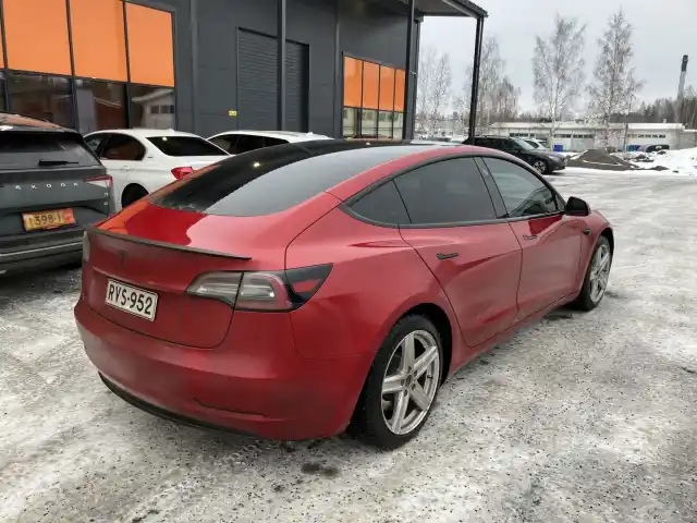 Punainen Sedan, Tesla Model 3 – RVS-952