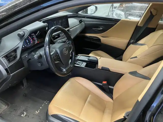 Musta Sedan, Lexus ES300 – RVV-694