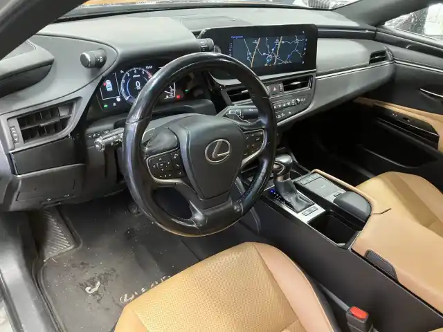 Musta Sedan, Lexus ES300 – RVV-694