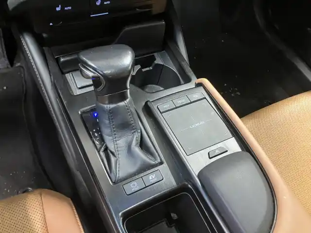 Musta Sedan, Lexus ES300 – RVV-694