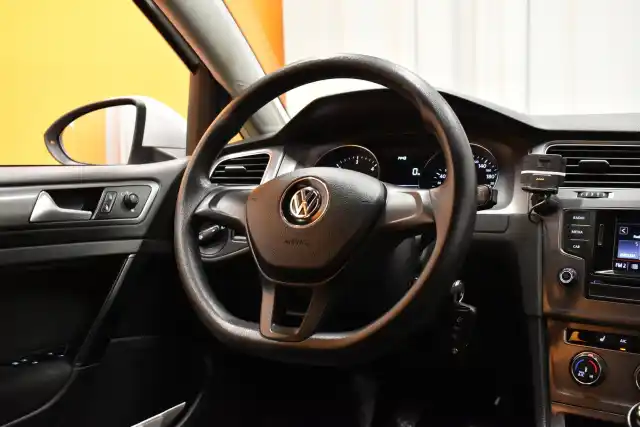 Valkoinen Viistoperä, Volkswagen Golf – RXE-239