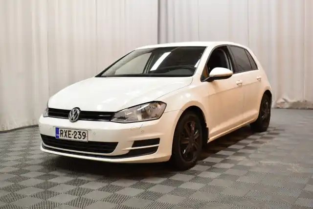 Valkoinen Viistoperä, Volkswagen Golf – RXE-239