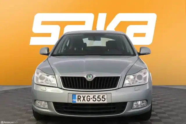 Vihreä Sedan, Skoda Octavia – RXG-555