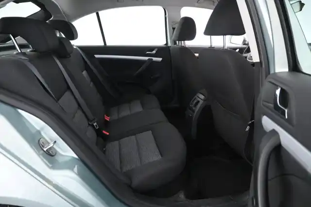 Vihreä Sedan, Skoda Octavia – RXG-555