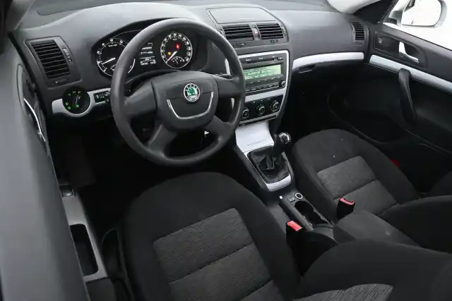 Vihreä Sedan, Skoda Octavia – RXG-555