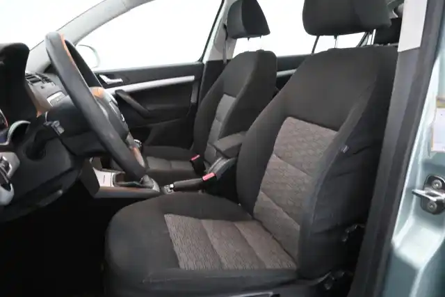 Vihreä Sedan, Skoda Octavia – RXG-555