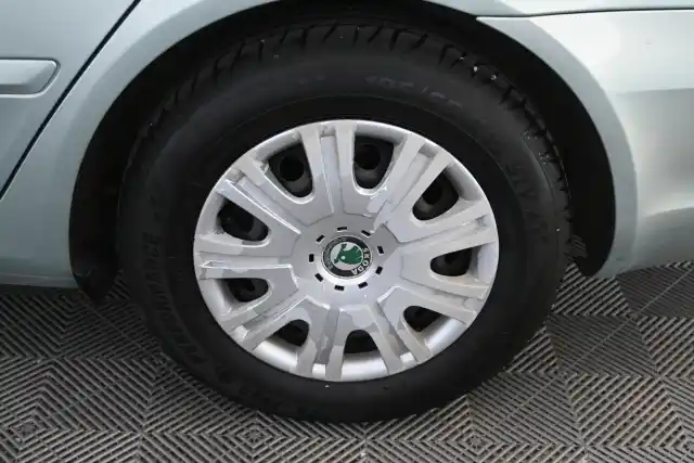 Vihreä Sedan, Skoda Octavia – RXG-555