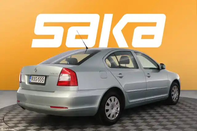 Vihreä Sedan, Skoda Octavia – RXG-555