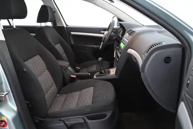 Vihreä Sedan, Skoda Octavia – RXG-555