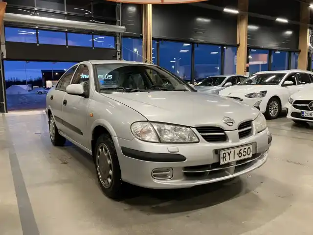 Harmaa Sedan, Nissan Almera – RYI-650