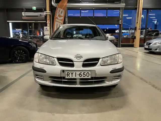 Harmaa Sedan, Nissan Almera – RYI-650