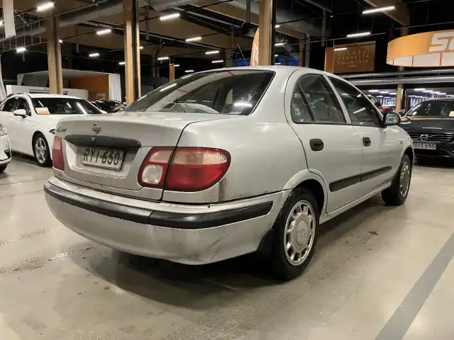 Harmaa Sedan, Nissan Almera – RYI-650