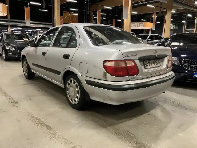 Harmaa Sedan, Nissan Almera – RYI-650