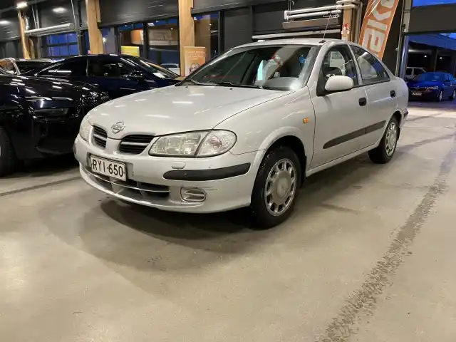 Harmaa Sedan, Nissan Almera – RYI-650