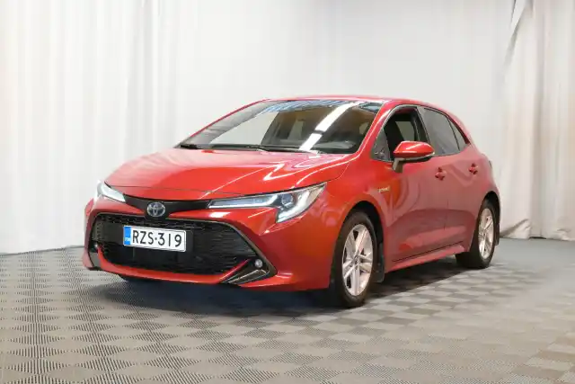 Punainen Viistoperä, Toyota Corolla – RZS-319