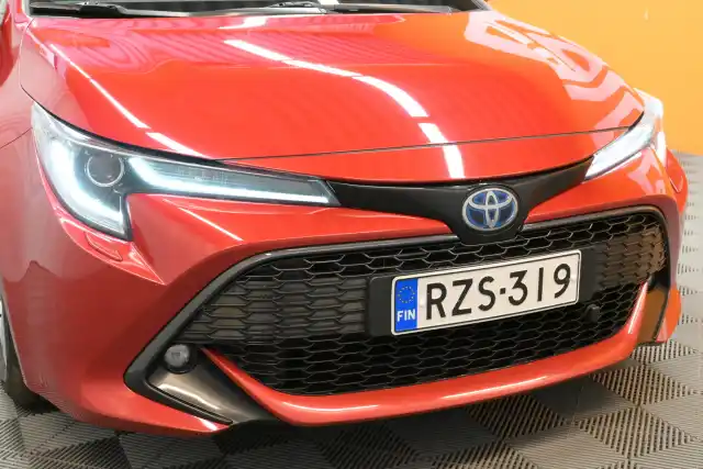 Punainen Viistoperä, Toyota Corolla – RZS-319