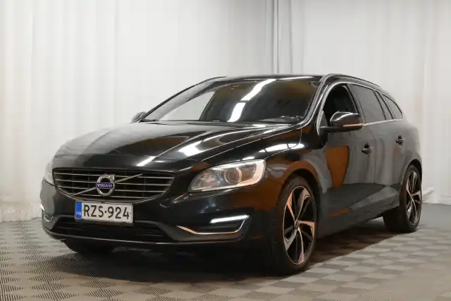 Musta Farmari, Volvo V60 – RZS-924