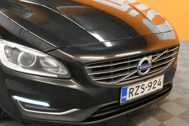 Musta Farmari, Volvo V60 – RZS-924