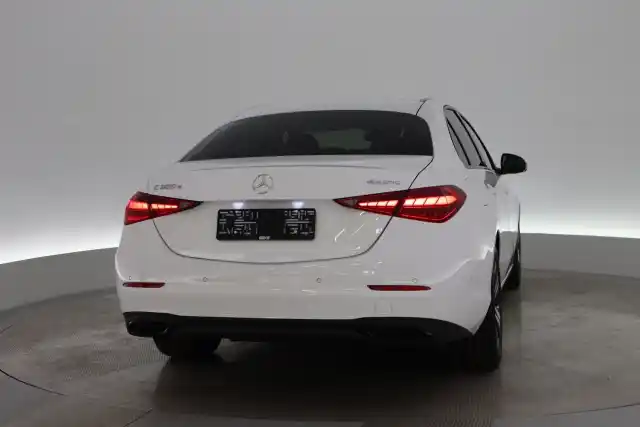 Valkoinen Sedan, Mercedes-Benz C – SAK-00107