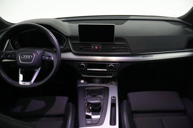 Musta Maastoauto, Audi Q5 – SAK-01122
