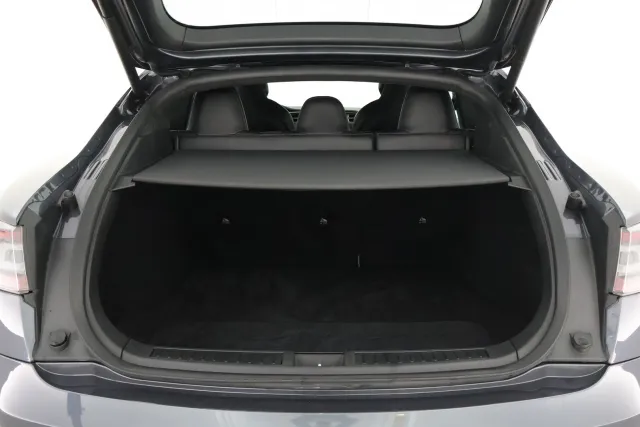 Harmaa Sedan, Tesla Model S – SAK-05362
