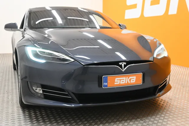 Harmaa Sedan, Tesla Model S – SAK-05362