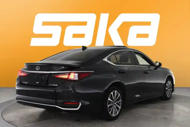 Musta Sedan, Lexus ES300 – SAK-05923