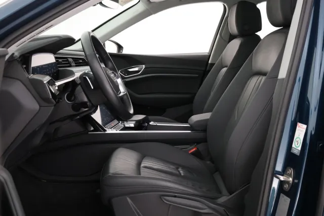 Sininen Maastoauto, Audi e-tron – SAK-06541