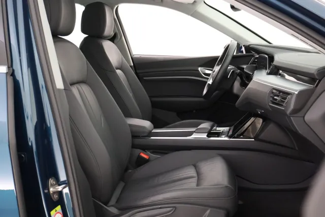 Sininen Maastoauto, Audi e-tron – SAK-06541