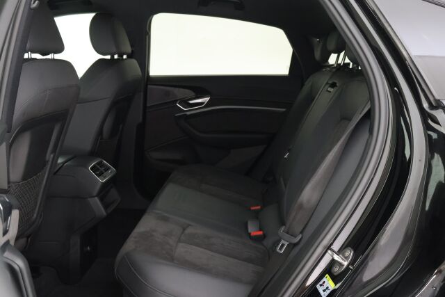 Musta Maastoauto, Audi e-tron – SAK-07843
