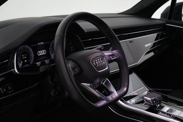 Musta Maastoauto, Audi Q7 – SAK-09472