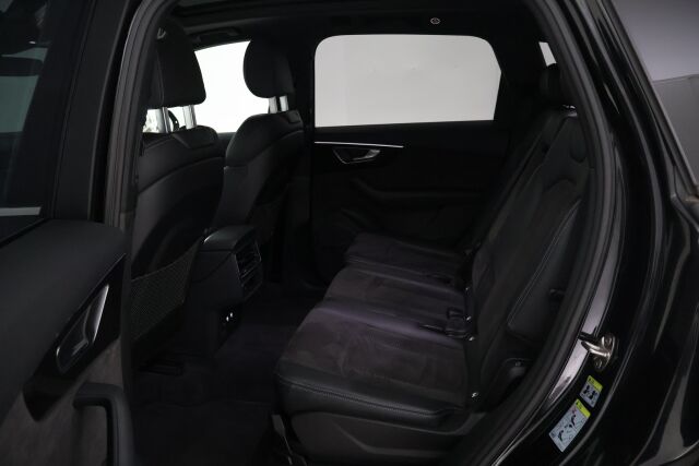 Musta Maastoauto, Audi Q7 – SAK-09472