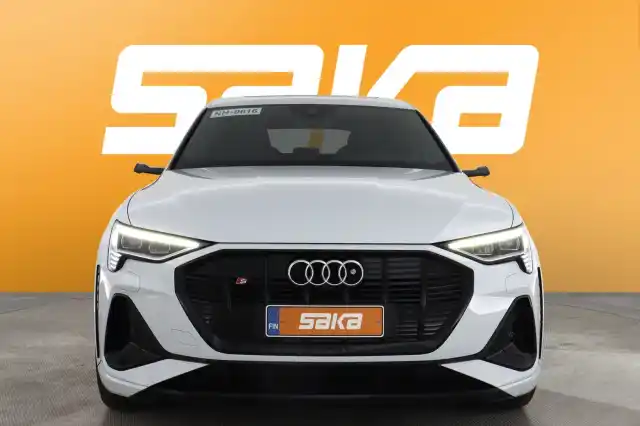 Valkoinen Maastoauto, Audi e-tron – SAK-12715