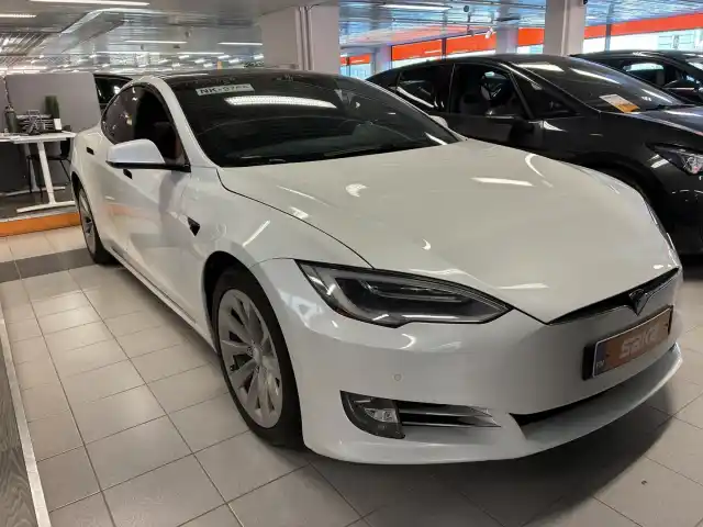 Valkoinen Sedan, Tesla Model S – SAK-13794