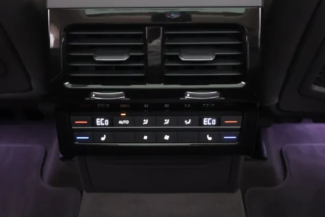 Musta Maastoauto, Volkswagen Touareg – SAK-15289
