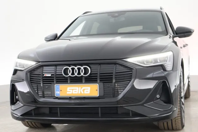 Musta Maastoauto, Audi e-tron – SAK-18769